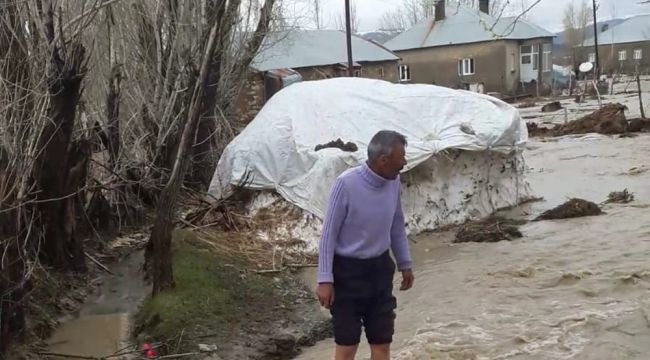 Yüksekova'da dere taştı, evleri su bastı