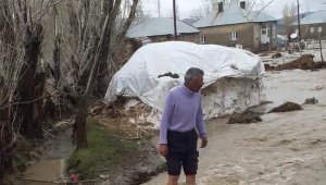 Yüksekova'da dere taştı, evleri su bastı