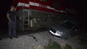 Yyolcu Treni otomobile çaptı, faciadan dönüldü