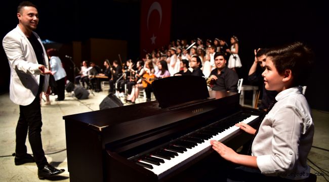 Bornova'da kursiyerlerden dans ve müzik ziyafeti