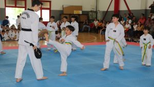 Gaziemir'in taekwondocularından kuşak mücadelesi