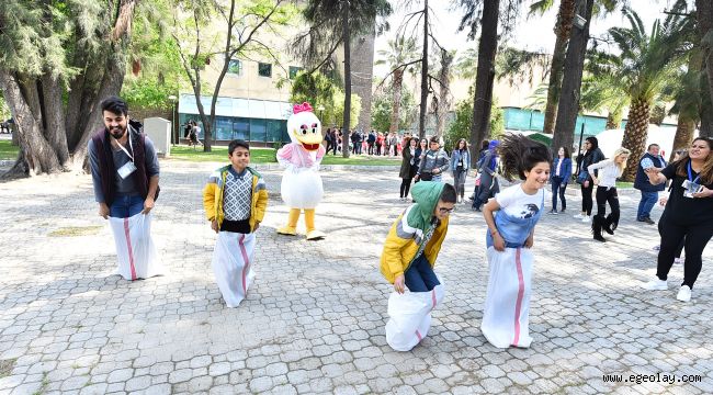 İzmir Büyükşehir Belediyesi'nden çocuklara karne hediyesi