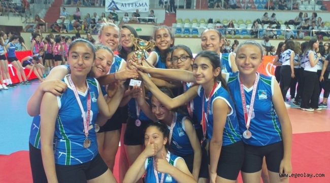 Narlıdere'nin minik voleybolcuları başarıya doymuyor