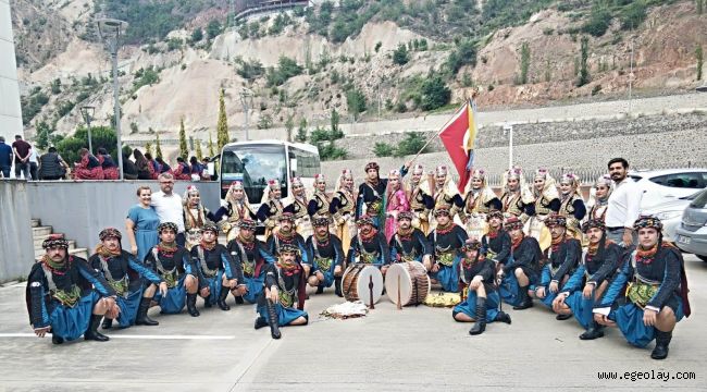 Bayraklı halk oyunlarında derecelere alıştı 