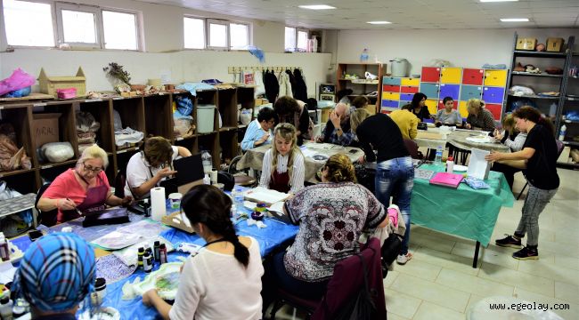Bornova Belediyesi'nin hobi kurslarında yaz dönemi kurslarına yoğun ilgi