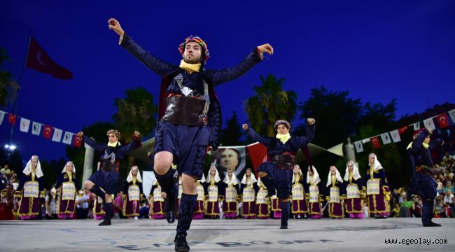 Bornovalılar halk dansları ile büyülendi