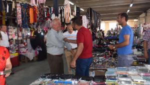 Kemalpaşa Belediye Başkanı Rıdvan Karakayalı, Pazar esnafını ziyaret etti