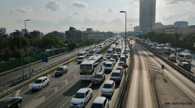 Trafikte kalmak İstanbulluya pahalıya mal oluyor