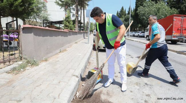 Başkan Kılıç eline süpürgeyi aldı, vatandaş şaşırdı kaldı