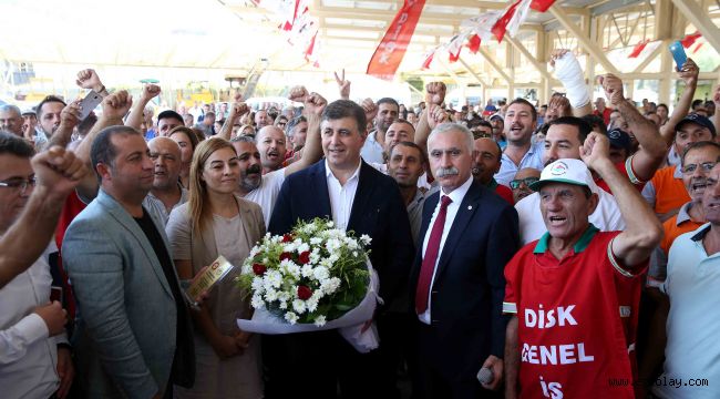 Başkan Tugay ve işçilerden 'toplu sözleşme' halayı