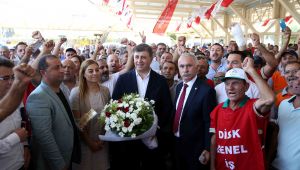 Başkan Tugay ve işçilerden 'toplu sözleşme' halayı