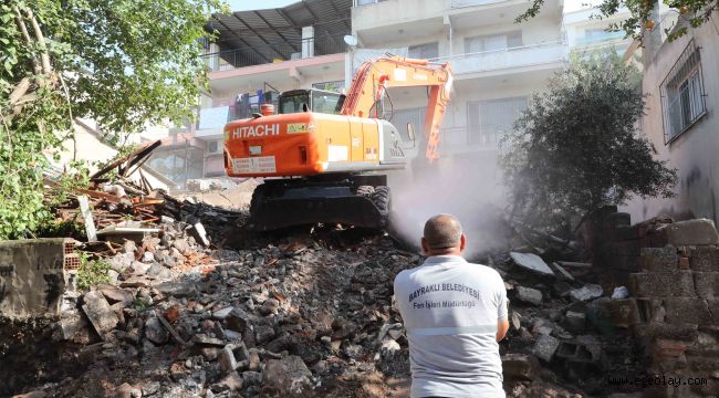 Bayraklı'da metruk binalara geçit yok 