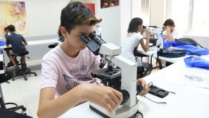 Bornova'da Yaz Bilim Atölyeleri uygulamalı eğitim veriyor