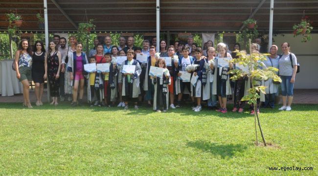 Bornovalı çocuklar "EÜ Yaz Okulu"dan mezun oldu