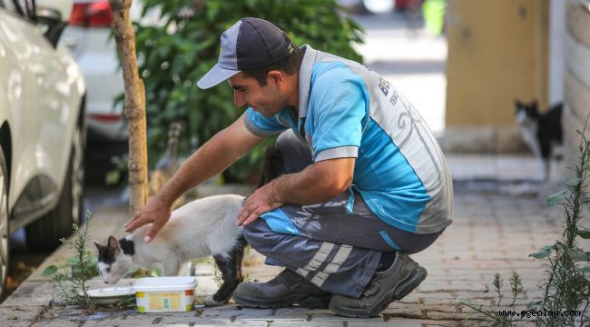 Buca'nın koca yürekli temizlik personeli sokaklara sevgi ekiyor