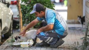 Buca'nın koca yürekli temizlik personeli sokaklara sevgi ekiyor