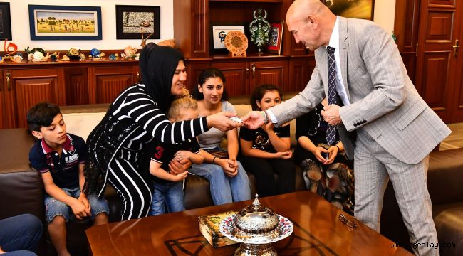 İlk Çocuk İzmirim kartlarını Başkan Soyer takdim etti 