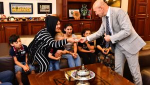 İlk Çocuk İzmirim kartlarını Başkan Soyer takdim etti 
