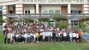 İzmirli öğrenciler Sabancı Üniversitesi Lise Yaz Okulları'nı tamamladı 