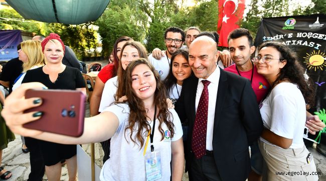 Üniversiteli gençleri Başkan Soyer karşıladı