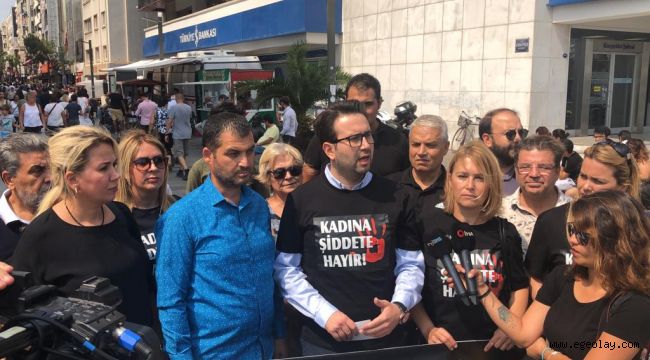 AK Parti Karşıyaka, kadına şiddeti gül dağıtarak protesto etti