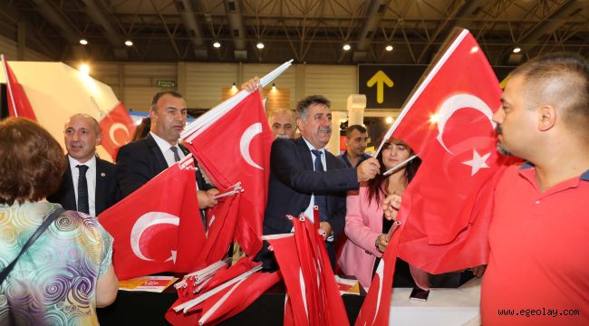 Başkan Sandal'dan ziyaretçilere Türk bayrağı