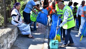 Başkan Soyer Karabağlar'daki temizlik çalışmalarına katıldı
