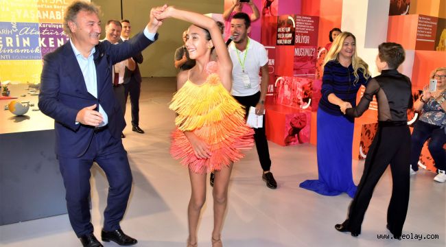 İduğ çiftinden gençlerle dans şov