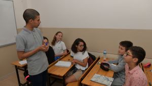 AIESEC'li Öğrenciler İngilizce Öğretiyor