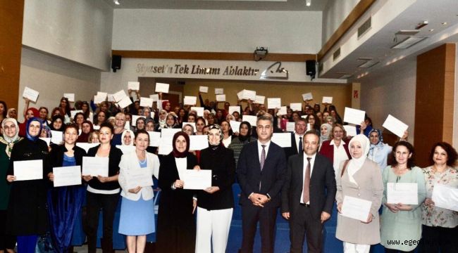Ak Parti İzmir İl Kadın Kolları, Aile Akademisi Mezunlarını Verdi