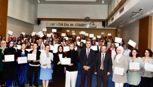 Ak Parti İzmir İl Kadın Kolları, Aile Akademisi Mezunlarını Verdi