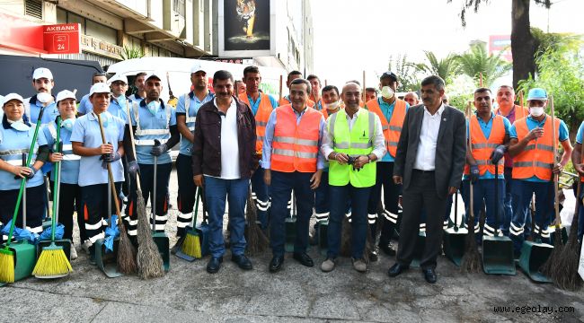 Başkan Tunç Soyer Gıda Çarşısı'ndaki temizlik çalışmalarına katıldı 