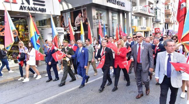 Bornova'da coşkulu Cumhuriyet kutlaması