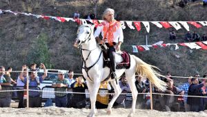 Bornova'da Rahvan atlar Cumhuriyet için koştu