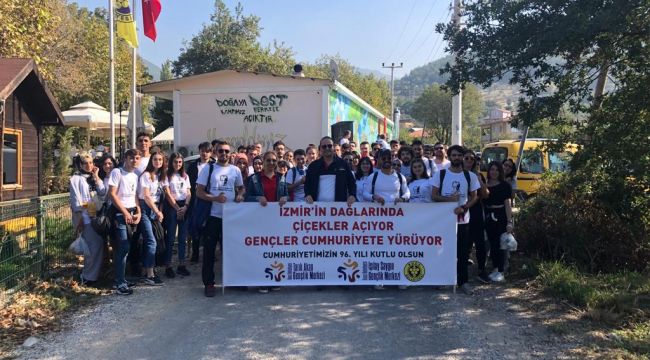 Buca'nın gençlerinden İzmir'in dağlarında cumhuriyet yürüyüşü 