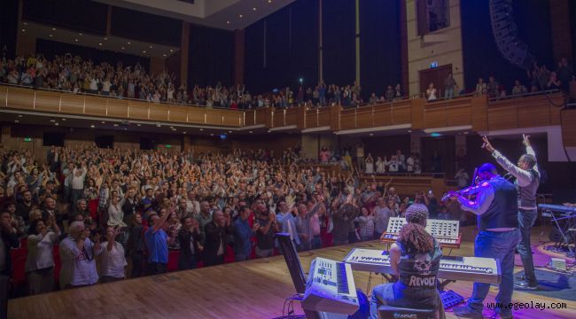 İzmir'de "Stanley Clarke" rüzgârı esti