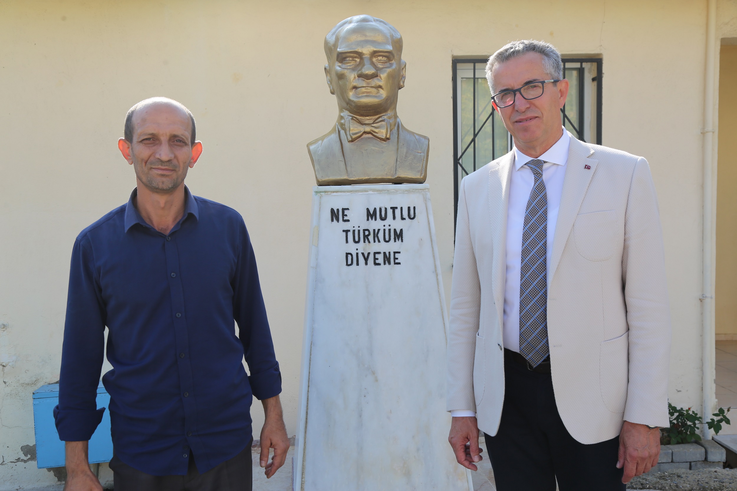 Tahrip edilen Atatürk büstünü Gaziemir Belediyesi yeniledi