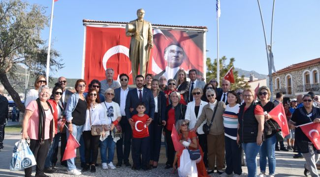 Yeni Foça'da Atatürk Heykeli'nin açılışı yapıldı