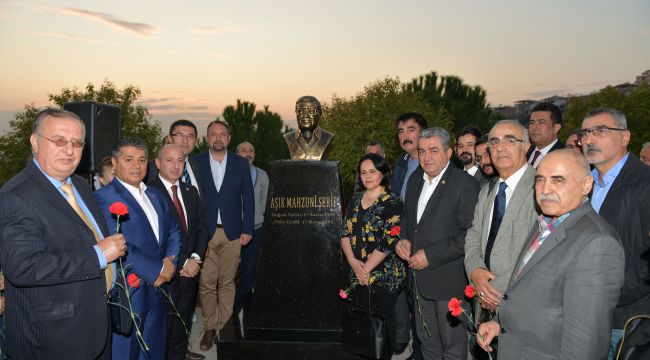 Aşık Mahzuni Şerif'in büstü Çiğli'de açıldı