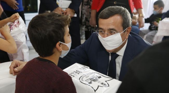 Başkan Batur'dan çocuklara moral ziyareti