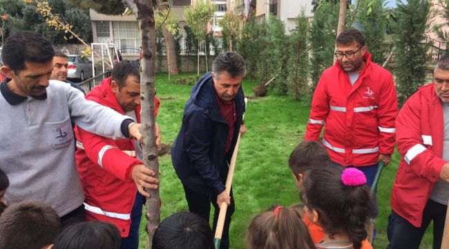 Başkan Sandal öğrencilerle ağaç dikti