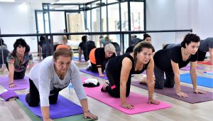 Bornovalı kadınlar "yoga" yaparak stres atıyor