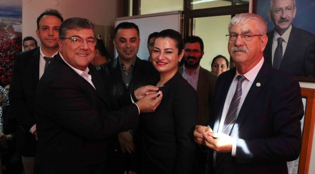 CHP'li Sındır rozet taktı, "ailemiz büyüyor, partimiz iktidara yürüyor" 