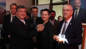 CHP'li Sındır rozet taktı, "ailemiz büyüyor, partimiz iktidara yürüyor" 