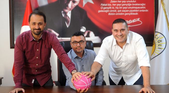 Çiğli Belediyespor'dan pembe top sahada kampanyasına anlamlı destek