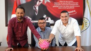 Çiğli Belediyespor'dan pembe top sahada kampanyasına anlamlı destek