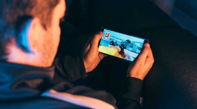 Çin'de gece boyunca telefonla oynayan kişi kör oldu