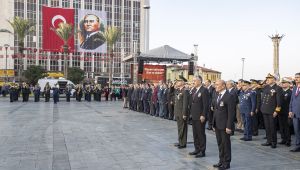 İzmir'de dokuzu beş geçe hayat durdu 