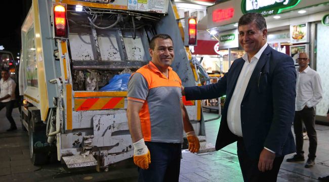 Karşıyaka'da gece gündüz çöp mesaisi 