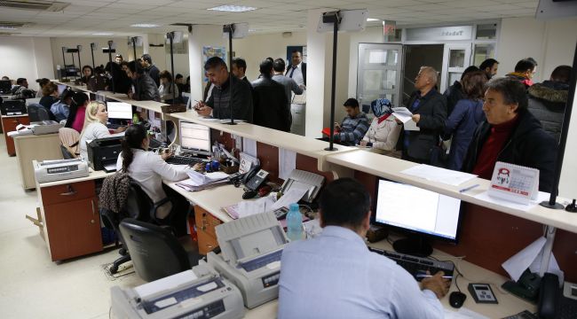 Konak'ta vezneler hafta sonu da açık